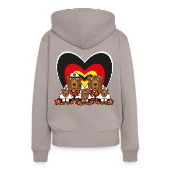 Bärenfamilie mit Deutschlandfahnen Herz. - Frauen Premium Bio Hoodie - Taupe - Hinten - Julia (174cm)