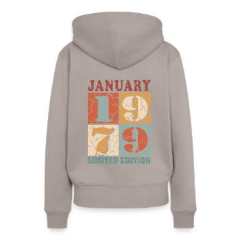 45e anniversaire 45 ans Janvier 1979 - Sweat à capuche Premium bio Femme - taupe - Dos - Julia (174cm)