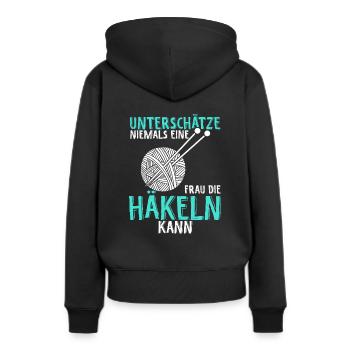 Unterschätze Niemals eine Frau Die Häkeln Kann Spr - Frauen Premium Bio Hoodie - Schwarz - Hinten - Julia (174cm)