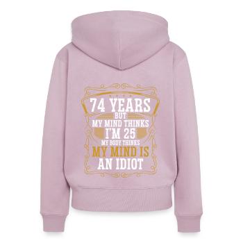 74 ans Drôle d’anniversaire Idée Humour 74 Anniversaire - Sweat à capuche zippé Premium bio Femme - rose poudré - Dos - Julia (174cm)