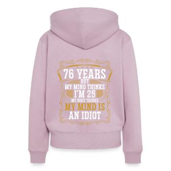 76 ans Drôle d’anniversaire Idée Humour 76 Anniversaire - Sweat à capuche zippé Premium bio Femme - rose poudré - Dos - Julia (174cm)