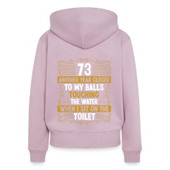 73 ans Idée drôle pour les hommes Sarcasme Humour - Sweat à capuche zippé Premium bio Femme - rose poudré - Dos - Julia (174cm)