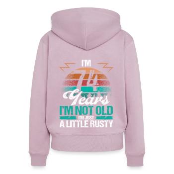 74 Idée d’anniversaire Drôle Je ne suis pas vieux Humour Année - Sweat à capuche zippé Premium bio Femme - rose poudré - Dos - Julia (174cm)