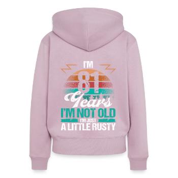 81 Idée d’anniversaire Drôle Je ne suis pas vieux Humour Année - Sweat à capuche zippé Premium bio Femme - rose poudré - Dos - Julia (174cm)