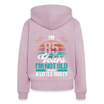 85 Idée d’anniversaire Drôle Je ne suis pas vieux Humour Année - Sweat à capuche zippé Premium bio Femme - rose poudré - Dos - Julia (174cm)
