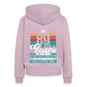 89 ans drôle Getting Old Humor Birthday Idea - Sweat à capuche zippé Premium bio Femme - rose poudré - Dos - Julia (174cm)