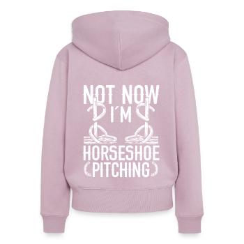 Horseshoe Pitching Game Not now Im Throwing TossHo - Frauen Premium Bio Zip Hoodie - Altrosa - Hinten - Julia (174cm)