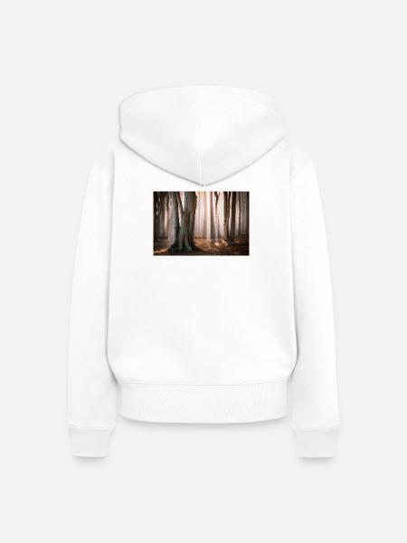 Waldlicht: Sonnenstrahlen im Nebelwald - Frauen Premium Bio Zip Hoodie - Weiß