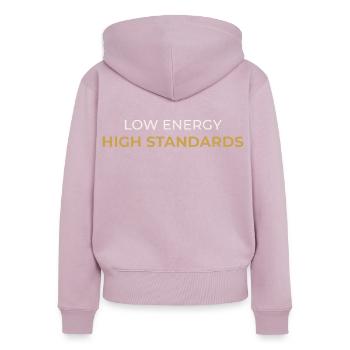 Faible énergie - Normes élevées - Sweat à capuche zippé Premium bio Femme - rose poudré - Dos - Julia (174cm)