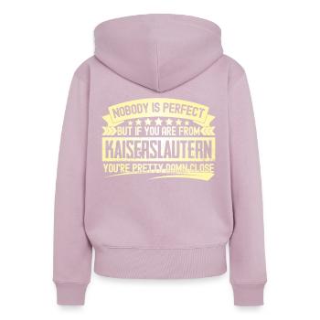 Kaiserslautern parfait Kaiserslautern - Sweat à capuche zippé Premium bio Femme - rose poudré - Dos - Julia (174cm)