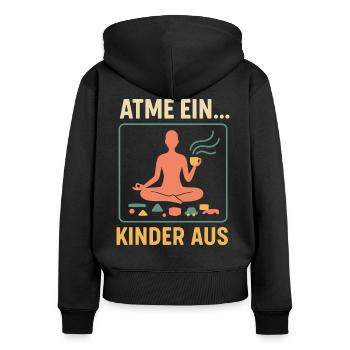 Atme ein, Kinder aus – Yoga & Kaffee - Frauen Premium Bio Zip Hoodie - Schwarz - Hinten - Julia (174cm)