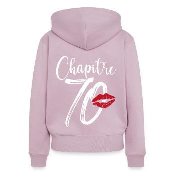 Chapitre 70 Ans Anniversaire Humour Cadeau - Sweat à capuche zippé Premium bio Femme - rose poudré - Dos - Julia (174cm)