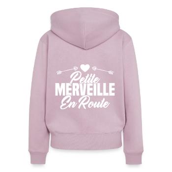 Femme Petite Merveille En Route Future Grossesse - Sweat à capuche zippé Premium bio Femme - rose poudré - Dos - Julia (174cm)