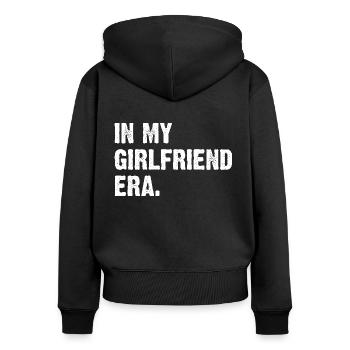 In My Girlfriend Era - Frauen Premium Bio Zip Hoodie - Schwarz - Hinten - Julia (174cm)