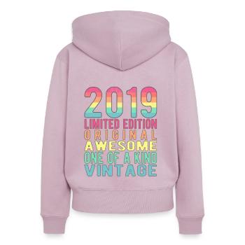 Edition limitée depuis 2019 Anniversaire Millésime 2019 - Sweat à capuche zippé Premium bio Femme - rose poudré - Dos - Julia (174cm)