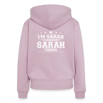 Sarah - Sweat à capuche zippé Premium bio Femme - rose poudré - Dos - Julia (174cm)