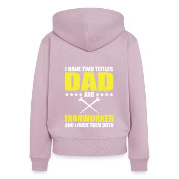 Père ouvrier métallurgique - Sweat à capuche zippé Premium bio Femme - rose poudré - Dos - Julia (174cm)