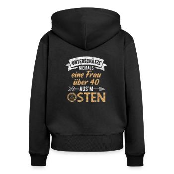Unterschätze niemals eine Frau Ü40 aus'm Osten DDR - Frauen Premium Bio Zip Hoodie - Schwarz - Hinten - Julia (174cm)