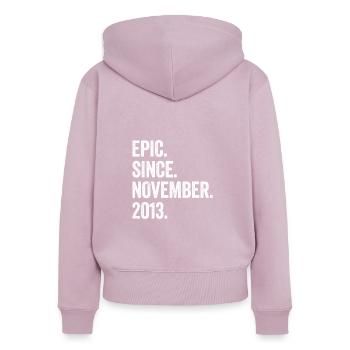 Epic depuis novembre 2013 9ème anniversaire - Sweat à capuche zippé Premium bio Femme - rose poudré - Dos - Julia (174cm)