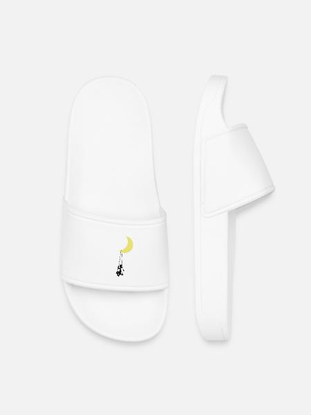 Un tout-petit se balançant sous l’art urbain de la lune - Claquettes enfant - blanc