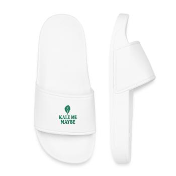 Kale Me Maybe – Funny Veggie Design - Kids’ Pool Sliders - white - Front