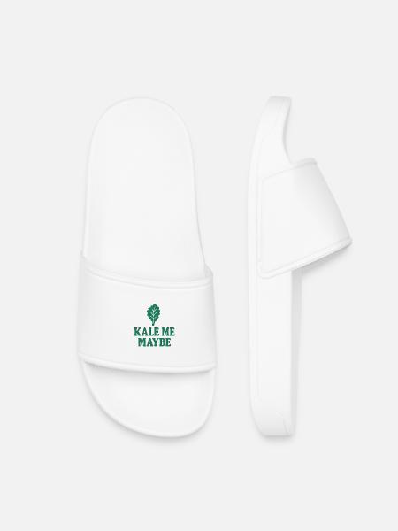 Kale Me Maybe – Funny Veggie Design - Kids’ Pool Sliders - white