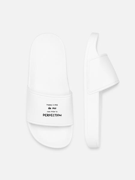 To pass by me is to be close to perfection - Kids’ Pool Sliders - white