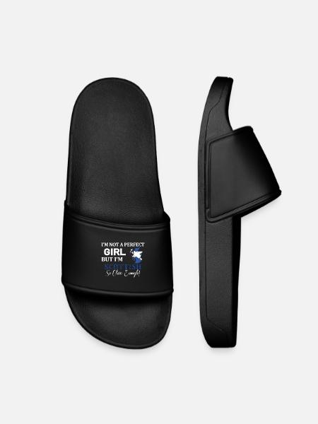Im not a perfect girl but Im Scottish - Kids’ Pool Sliders - black