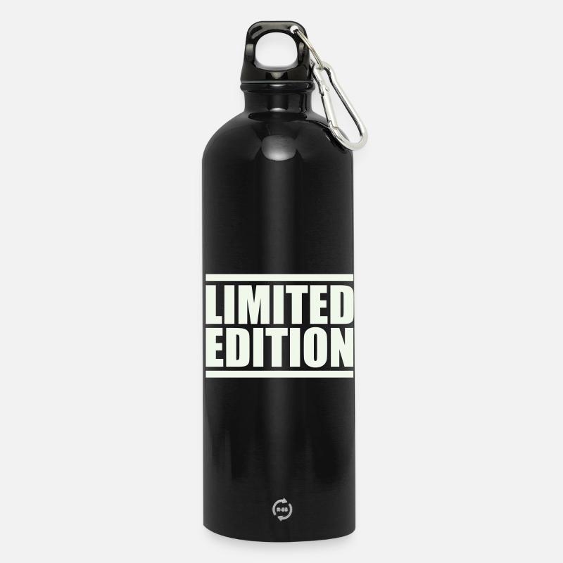 Limitierte Auflage Großbuchstaben - Trinkflasche mit Karabiner 750 ml - Schwarz