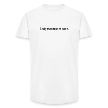 Weniger tun – Trendiges Textdesign - Long Fit Männer T-Shirt - Weiß - Vorne - AI Model Male 185 light (185cm)