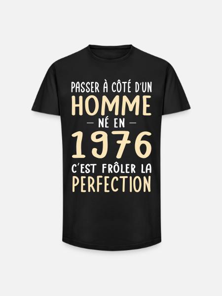 Né en 1976 – Frôler la perfection - T-shirt coupe longue homme - noir