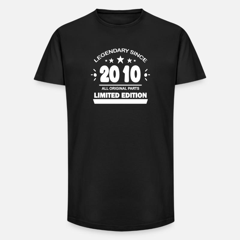 2010 - Long Fit Männer T-Shirt - Schwarz