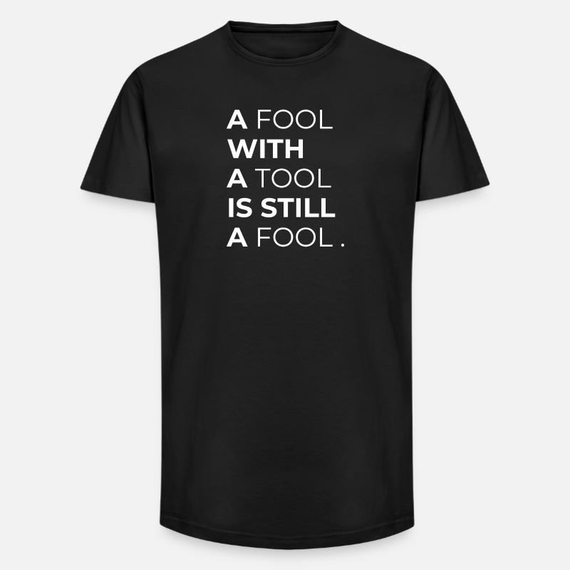 Toolwise Fool: Mutige Typografie - Long Fit Männer T-Shirt - Schwarz
