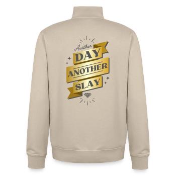 Un autre jour, une autre bannière de massacre - Sweat zippé unisexe en coton bio Stanley/Stella - beige crème - Dos - AI Model Male 185 dark (185cm)