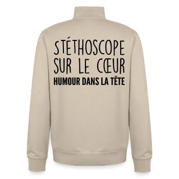 Stéthoscope au cœur, humour dans la tête - Sweat zippé unisexe en coton bio Stanley/Stella - beige crème - Dos - AI Model Male 185 dark (185cm)