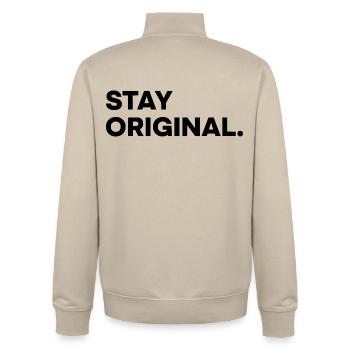STAY ORIGINAL – Minimalist Typography Design - Unisex Organic Zip Sweatshirt von Stanley/Stella - Cremebeige - Hinten - AI Model Male 185 dark (185cm)