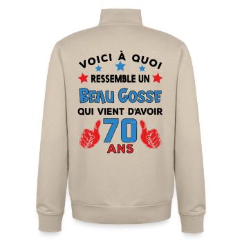 70 ans anniversaire homme cadeau humour drôle - Sweat zippé unisexe en coton bio Stanley/Stella - beige crème - Dos - AI Model Male 185 dark (185cm)