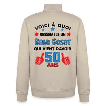 50 ans anniversaire homme cadeau humour drôle - Sweat zippé unisexe en coton bio Stanley/Stella - beige crème - Dos - AI Model Male 185 dark (185cm)
