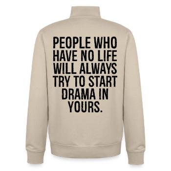 Menschen, die kein Leben haben, werden immer versuchen, die Hauptrolle zu spielen - Unisex Organic Zip Sweatshirt von Stanley/Stella - Cremebeige - Hinten - AI Model Male 185 dark (185cm)