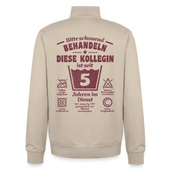 5 ans de service - Traiter avec douceur - Collègue - Sweat zippé unisexe en coton bio Stanley/Stella - beige crème - Dos - AI Model Male 185 dark (185cm)