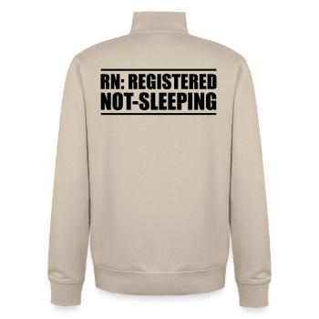 Infirmière : Enregistrée, ne dort jamais - Sweat zippé unisexe en coton bio Stanley/Stella - beige crème - Dos - AI Model Male 185 dark (185cm)