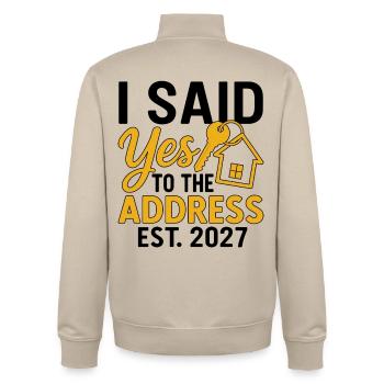 I Said Yes To The Address Est 2027 - Sweat zippé unisexe en coton bio Stanley/Stella - beige crème - Dos - AI Model Male 185 dark (185cm)