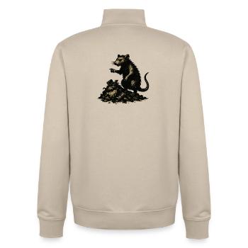 Ratte auf Geröll Gravur - Unisex Organic Zip Sweatshirt von Stanley/Stella - Cremebeige - Hinten - AI Model Male 185 dark (185cm)