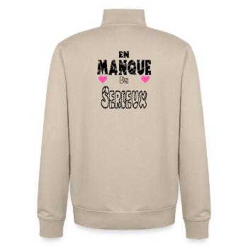 En Manque de Sérieux - Sweat zippé unisexe en coton bio Stanley/Stella - beige crème - Dos - AI Model Male 185 dark (185cm)