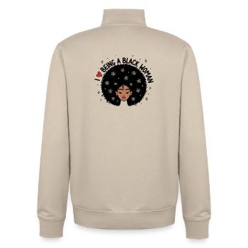Ich liebe es, eine schwarze Frau zu sein Afro-Design - Unisex Organic Zip Sweatshirt von Stanley/Stella - Cremebeige - Hinten - AI Model Male 185 dark (185cm)