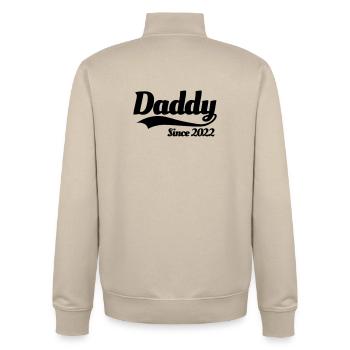 Papa seit 2022 Vater Geburt Ankündigung Baby - Unisex Organic Zip Sweatshirt von Stanley/Stella - Cremebeige - Hinten - AI Model Male 185 dark (185cm)
