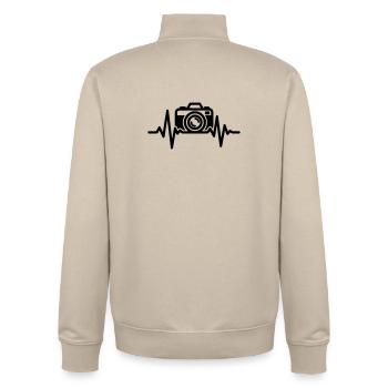 Kamera Herzschlag – Fotograf Geschenk - Unisex Organic Zip Sweatshirt von Stanley/Stella - Cremebeige - Hinten - AI Model Male 185 dark (185cm)