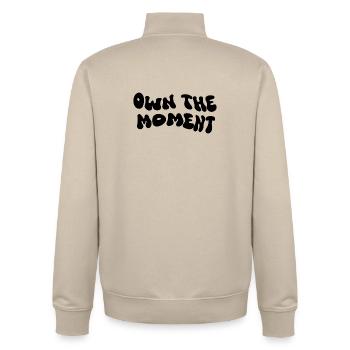 Own The Moment - Unisex Organic Zip Sweatshirt von Stanley/Stella - Cremebeige - Hinten - AI Model Male 185 dark (185cm)