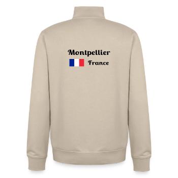 Montpellier, Frankreich - Stilvolle Drucke - Unisex Organic Zip Sweatshirt von Stanley/Stella - Cremebeige - Hinten - AI Model Male 185 dark (185cm)