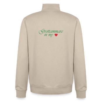 Grottammare dans mon cœur - Sweat zippé unisexe en coton bio Stanley/Stella - beige crème - Dos - AI Model Male 185 dark (185cm)